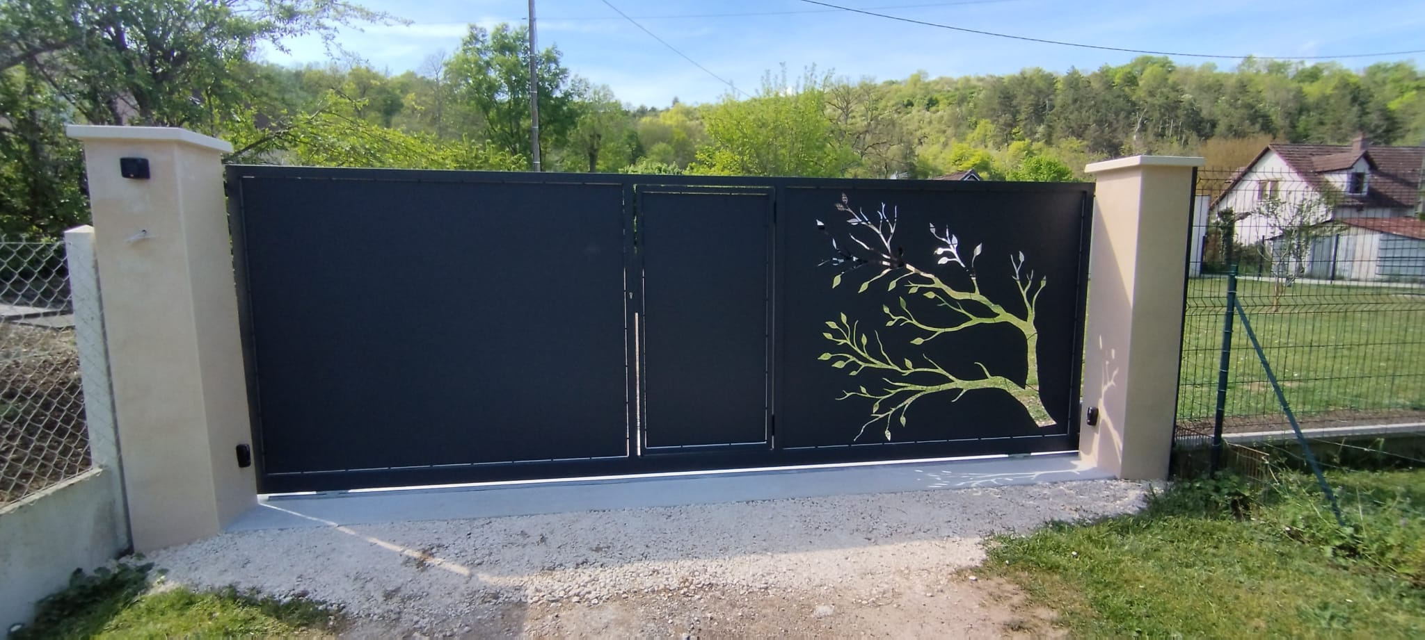 Portail coulissant avec portillon intégré