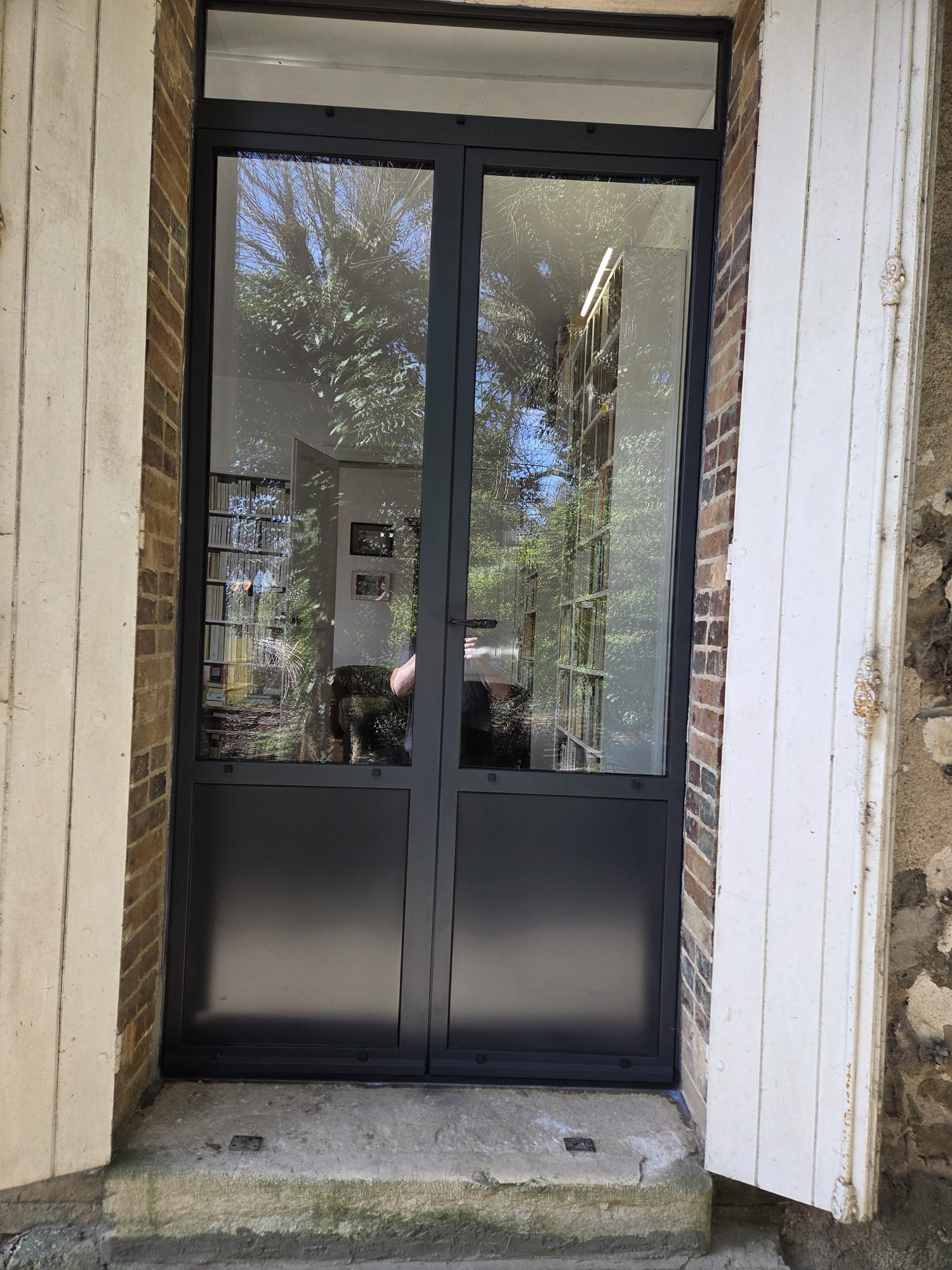 Fabrication et pose d'une porte fenêtre en acier 2 vantaux avec imposte fixe sous bassement plein isolé avec finition thermolaque