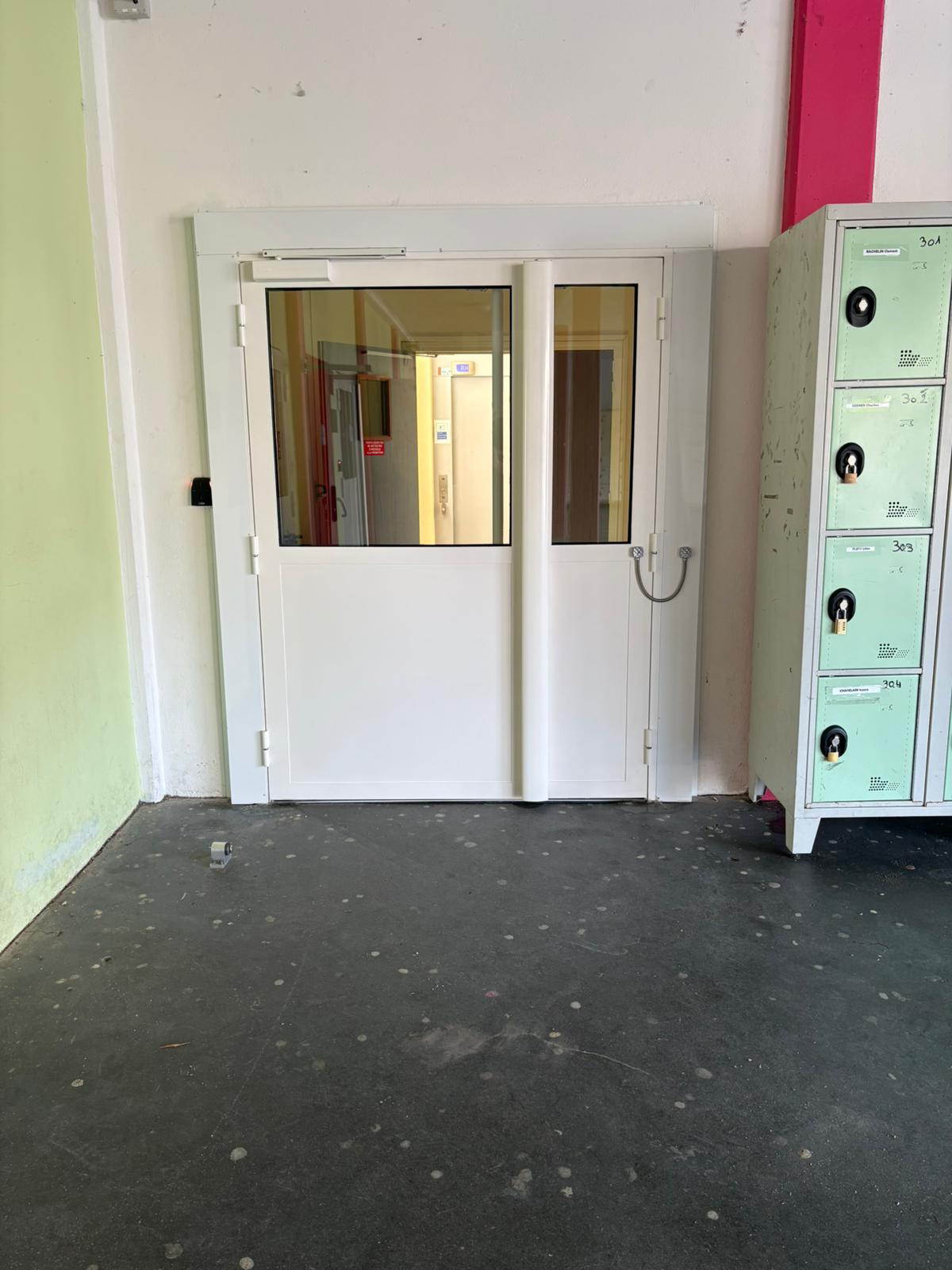 porte d'entrée collège 2 vantaux en acier thermolaque avec ferme porte et bandeau ventouse
