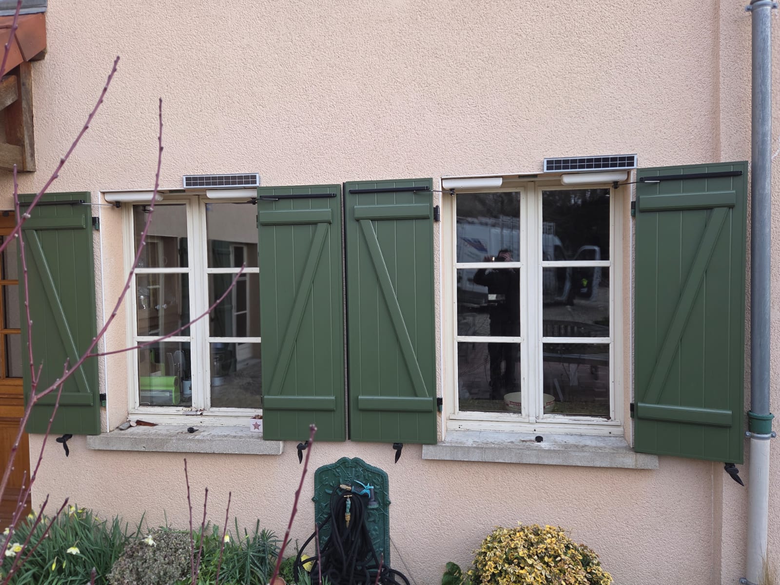 volets battants en alu pour fenêtres, portes fenêtres et porte d'entrée.