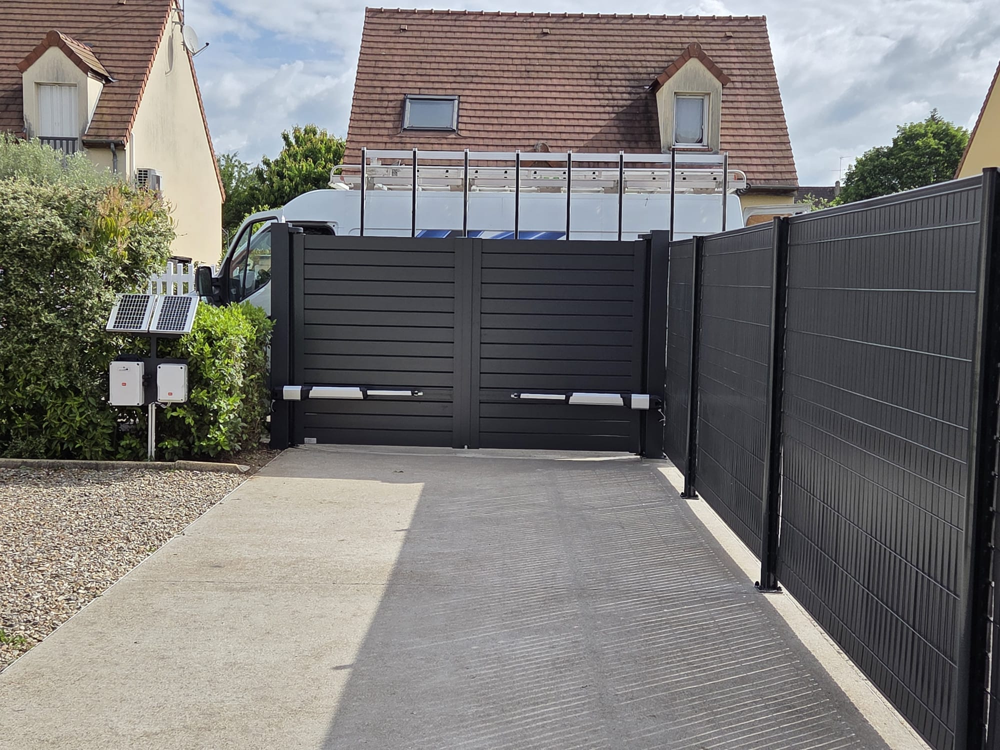 Portail en aluminium avec motorisation et clôture avec panneaux occultants