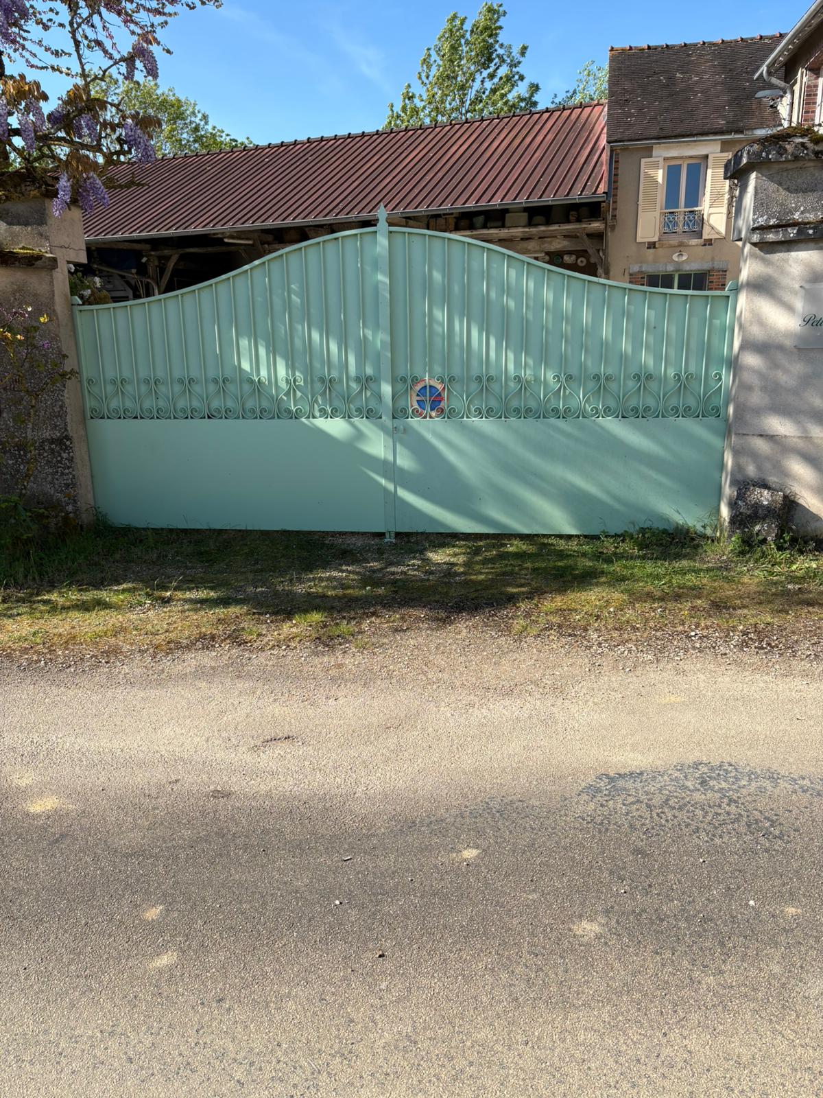 Remise en état d'une tôle sur un portail