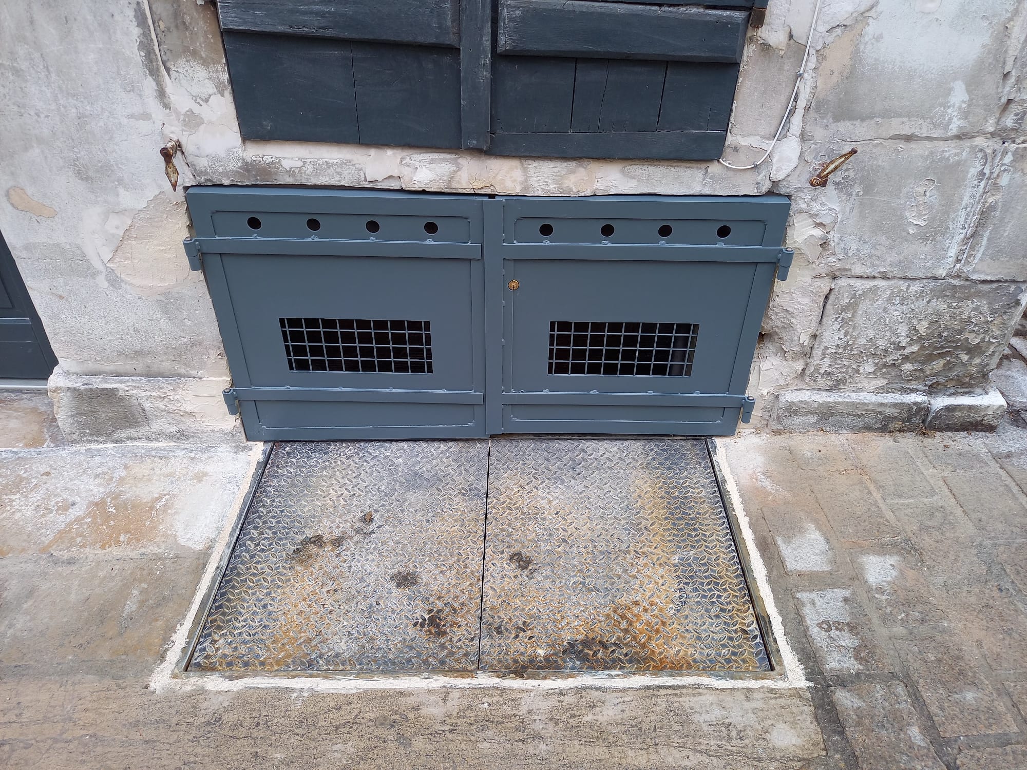 Fabrication et pose de deux trappes de cave en acier avec finition thermolaque avec serrure et ventilation