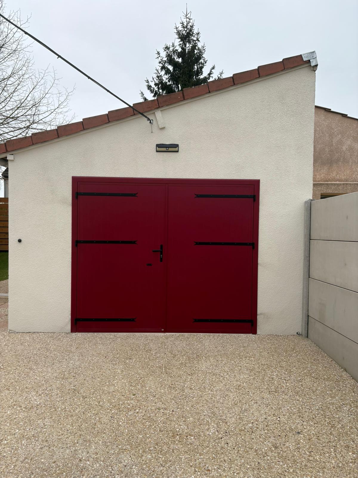 Fourniture et pose d'une porte de garage 2 vantaux en Aluminium isolé avec cadre en panneaux frise